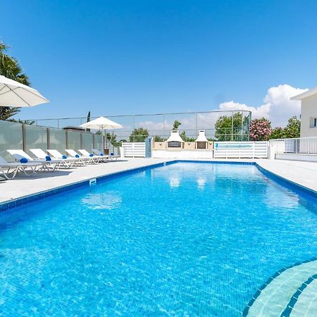 Villa Amelia By Ezoria Villas بيرفوليا المظهر الخارجي الصورة